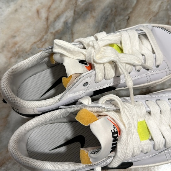 UNWORN BRAND NEW Funky NIKE SNEAKERS - Picture 4 of 7